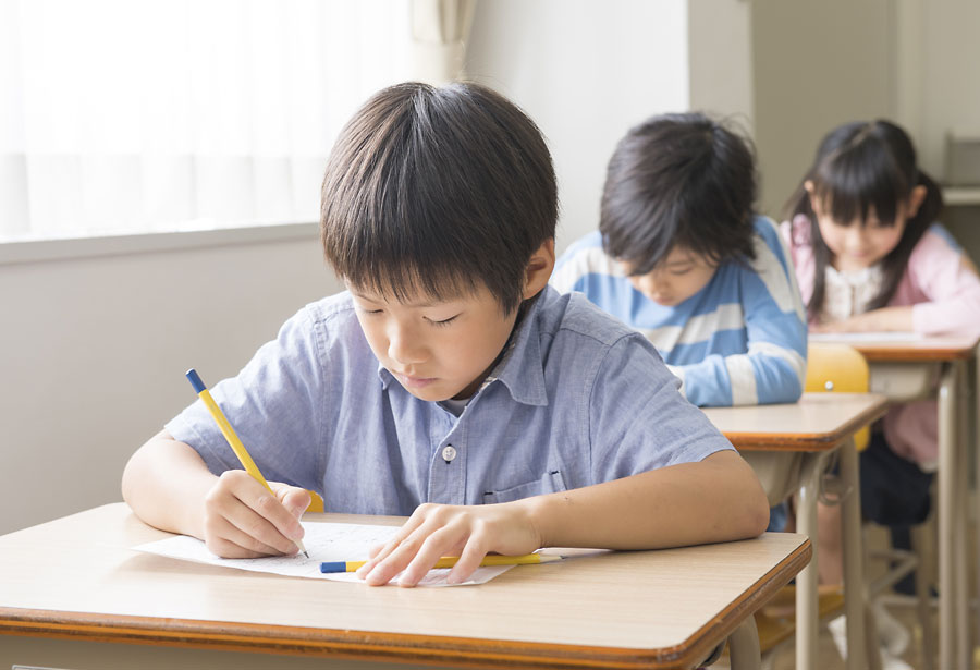 テストを受ける小学生のイメージ